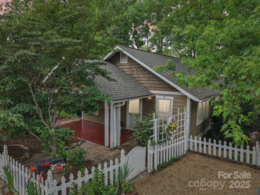 39 Short Street, Asheville, NC 28801.  MLS# CAR4216247, YatesRealty ID 23999. 