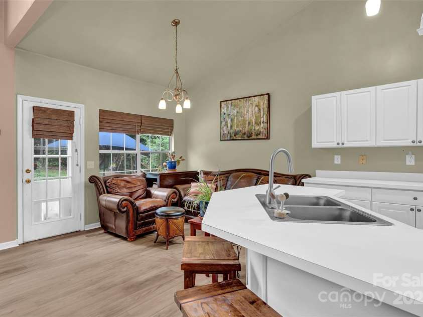 131 Stone Ridge Lane, Mooresville, NC 28117.  MLS# CAR4277640, YatesRealty ID 24001. Breakfast area