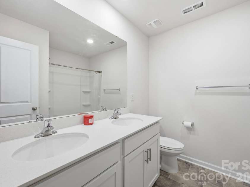 3016 Platinum Pointe Drive, Charlotte, NC 28227.  MLS# CAR4369367, YatesRealty ID 24001. 2nd floor full bath