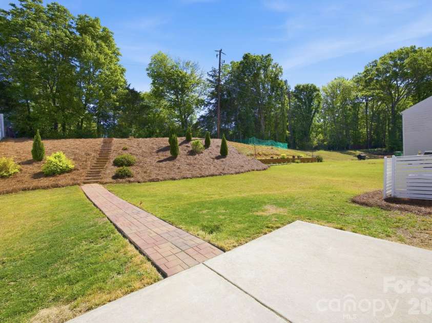 3016 Platinum Pointe Drive, Charlotte, NC 28227.  MLS# CAR4369367, YatesRealty ID 24001. Back yard view