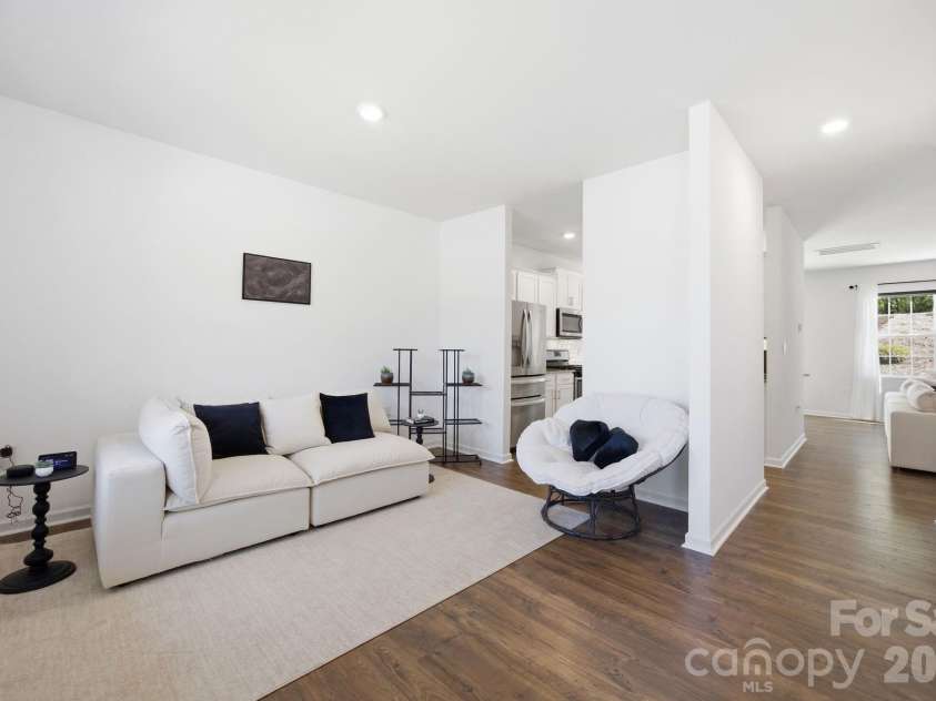 3016 Platinum Pointe Drive, Charlotte, NC 28227.  MLS# CAR4369367, YatesRealty ID 24001. Diningroom or Livingroom