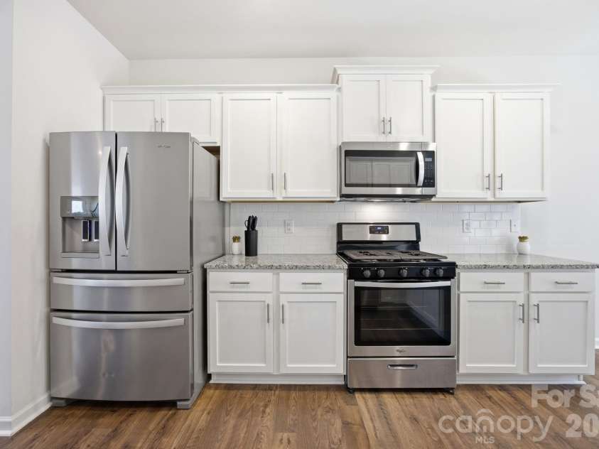 3016 Platinum Pointe Drive, Charlotte, NC 28227.  MLS# CAR4369367, YatesRealty ID 24001. Gas Range, fridge is included 