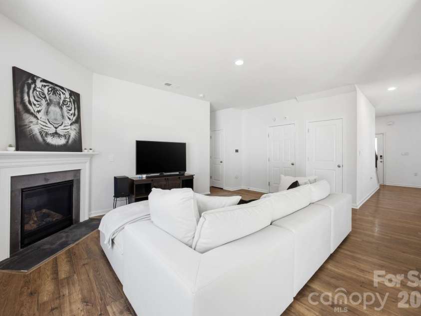 3016 Platinum Pointe Drive, Charlotte, NC 28227.  MLS# CAR4369367, YatesRealty ID 24001. Great Room 