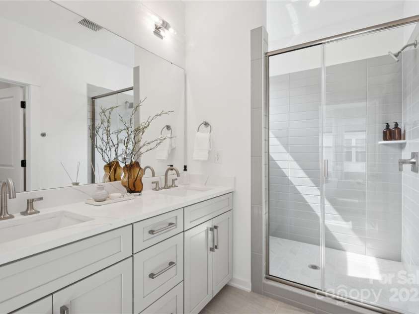 6005 Countess Drive, Charlotte, NC 28217.  MLS# CAR4249197, YatesRealty ID 24002. Owners' Bath