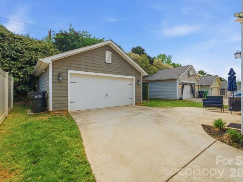 8737 Aspinwall Drive, Charlotte, NC 28216.  MLS# CAR4374537, YatesRealty ID 24003. 