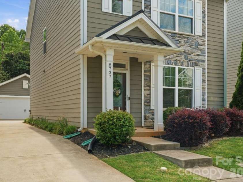 8737 Aspinwall Drive, Charlotte, NC 28216.  MLS# CAR4374537, YatesRealty ID 24003. 