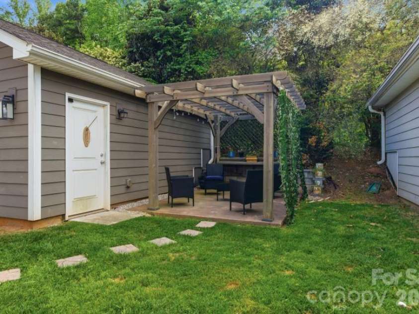 8737 Aspinwall Drive, Charlotte, NC 28216.  MLS# CAR4374537, YatesRealty ID 24003. Cozy and private outdoor nook for entertaining or relaxing after a hard day
