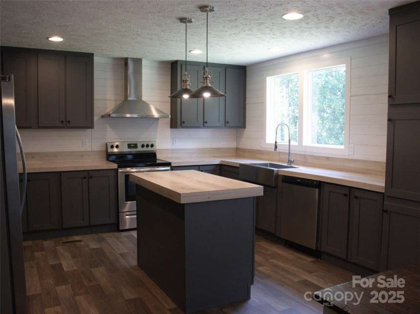 1856 Kemp Circle, Shelby, NC 28152.  MLS# CAR4276582, YatesRealty ID 24004. 