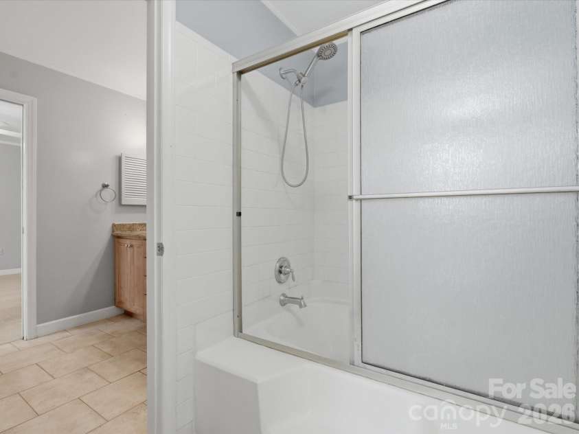 9437 Fairmead Drive, Charlotte, NC 28269.  MLS# CAR4368697, YatesRealty ID 24004. Tub/shower combo