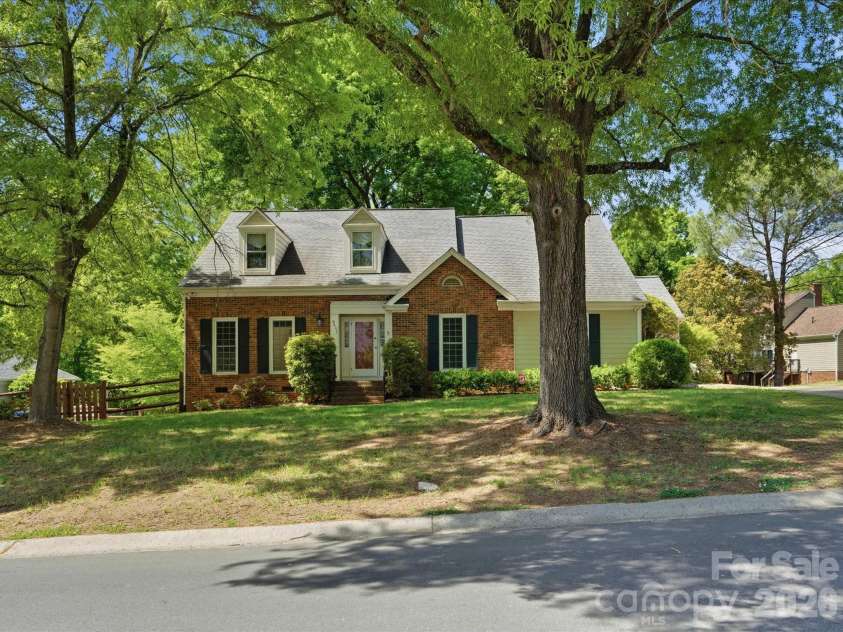 9437 Fairmead Drive, Charlotte, NC 28269.  MLS# CAR4368697, YatesRealty ID 24004. Welcome HOME! 