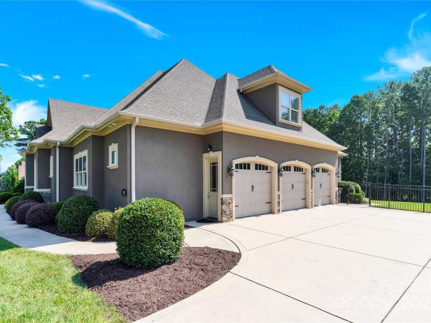 141 Castle Drive, Mooresville, NC 28117.  MLS# CAR4271681, YatesRealty ID 24005. 
