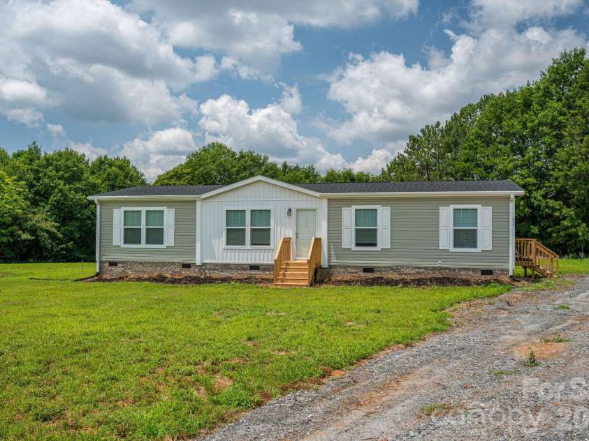 808 Eagleview Lane, Lawndale, NC 28090.  MLS# CAR4359481, YatesRealty ID 24005. 