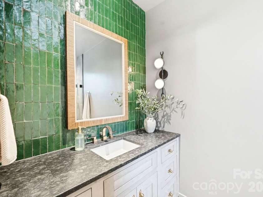 270 Osprey Drive, Banner Elk, NC 28604.  MLS# CAR4373242, YatesRealty ID 24006. Guest bath with soaking tub