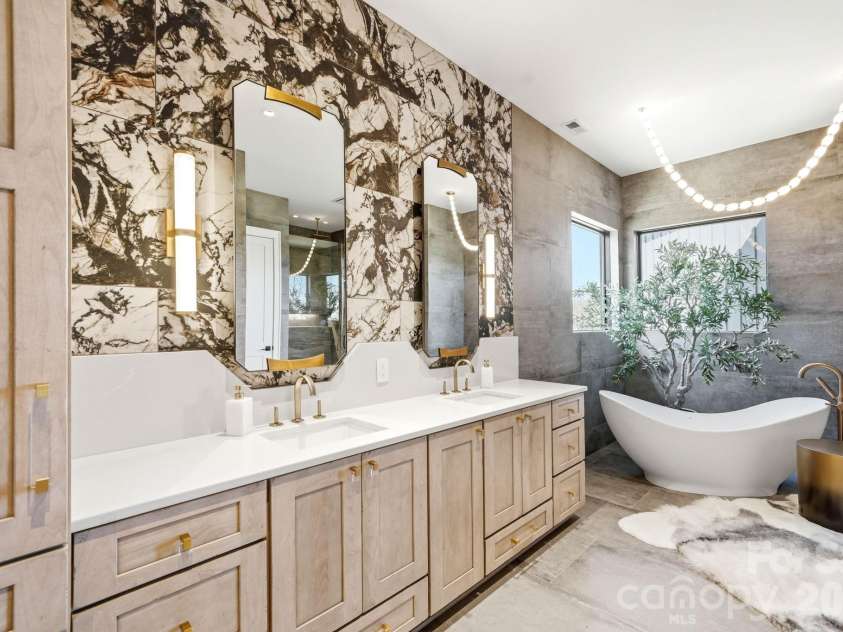 270 Osprey Drive, Banner Elk, NC 28604.  MLS# CAR4373242, YatesRealty ID 24006. Primary bath with soaking tub