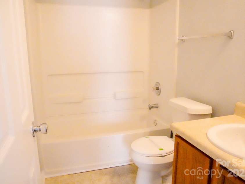 7619 Monarch Birch Lane, Charlotte, NC 28215.  MLS# CAR4273922, YatesRealty ID 24006. Full Bathroom