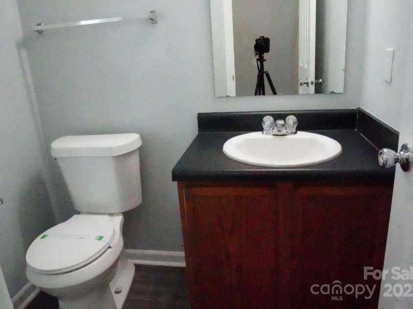 7619 Monarch Birch Lane, Charlotte, NC 28215.  MLS# CAR4273922, YatesRealty ID 24006. Half Bathroom (main level)