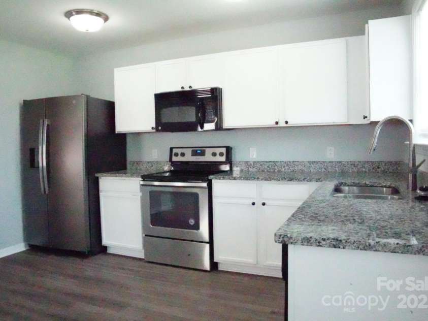 7619 Monarch Birch Lane, Charlotte, NC 28215.  MLS# CAR4273922, YatesRealty ID 24006. Kitchen