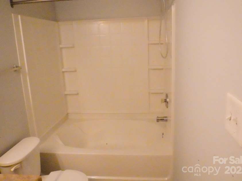 7619 Monarch Birch Lane, Charlotte, NC 28215.  MLS# CAR4273922, YatesRealty ID 24006. Primary Bathroom
