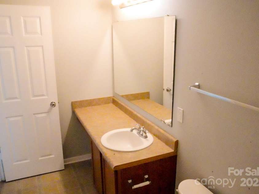7619 Monarch Birch Lane, Charlotte, NC 28215.  MLS# CAR4273922, YatesRealty ID 24006. Primary Bathroom