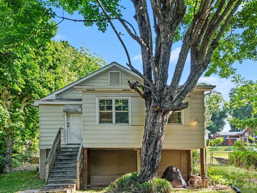 611 4th Avenue, Gastonia, NC 28054.  MLS# CAR4383976, YatesRealty ID 24007. 