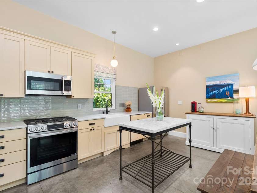 195 Jordan Street, Hendersonville, NC 28739.  MLS# CAR4276195, YatesRealty ID 24008. 