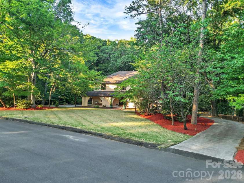 6512 Carmel Hills Drive, Charlotte, NC 28226.  MLS# CAR4381922, YatesRealty ID 24014. 