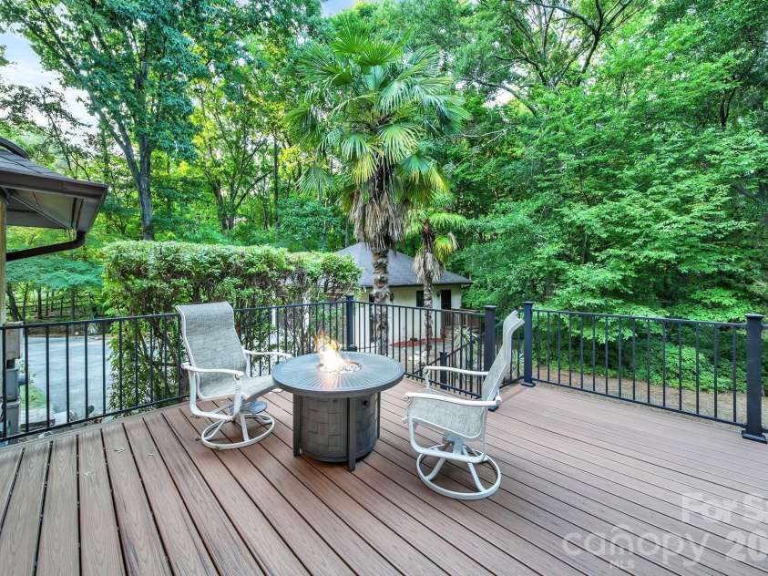 6512 Carmel Hills Drive, Charlotte, NC 28226.  MLS# CAR4381922, YatesRealty ID 24014. 