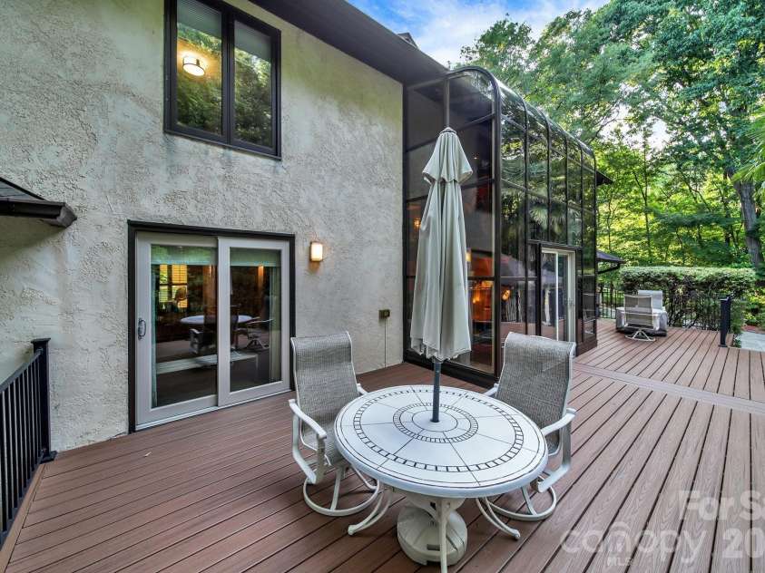 6512 Carmel Hills Drive, Charlotte, NC 28226.  MLS# CAR4381922, YatesRealty ID 24014. 