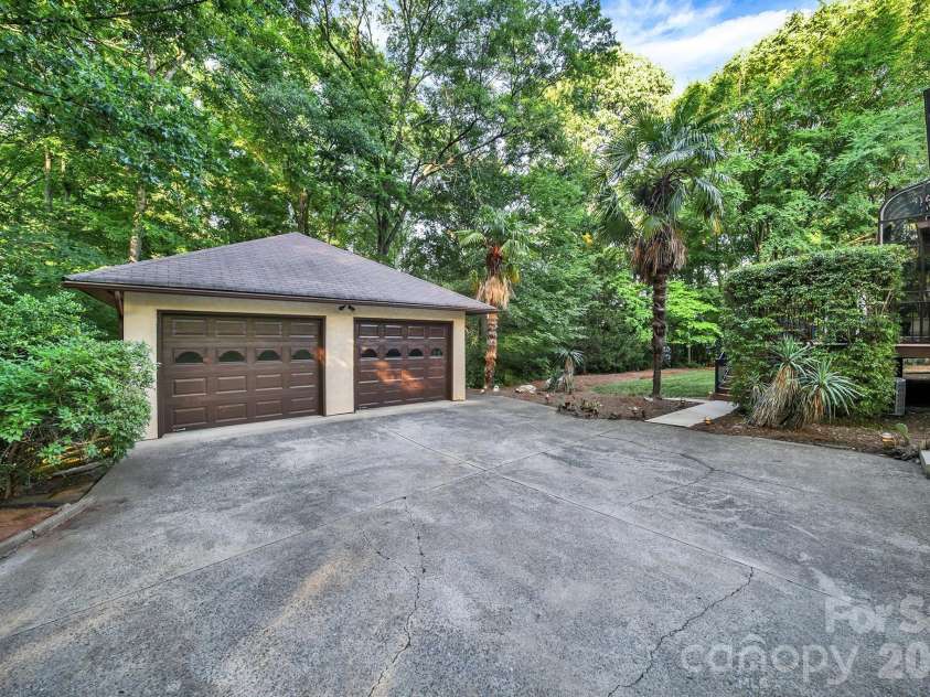 6512 Carmel Hills Drive, Charlotte, NC 28226.  MLS# CAR4381922, YatesRealty ID 24014. 