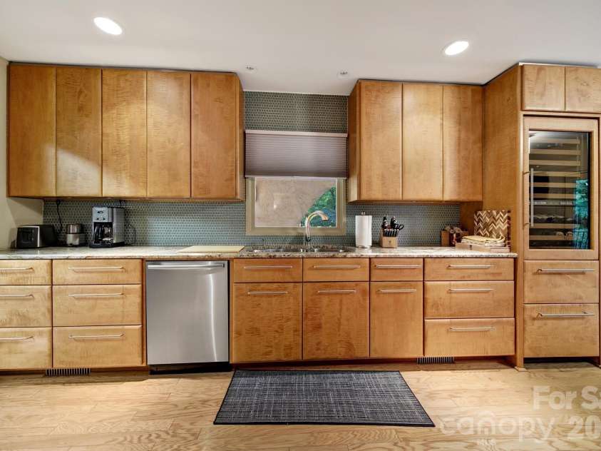 6512 Carmel Hills Drive, Charlotte, NC 28226.  MLS# CAR4381922, YatesRealty ID 24014. 