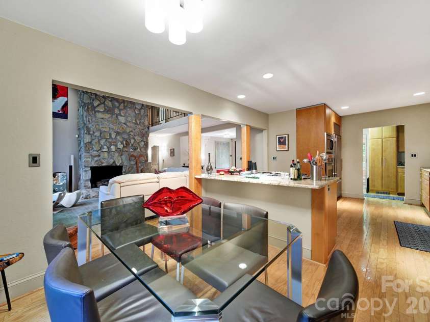 6512 Carmel Hills Drive, Charlotte, NC 28226.  MLS# CAR4381922, YatesRealty ID 24014. 