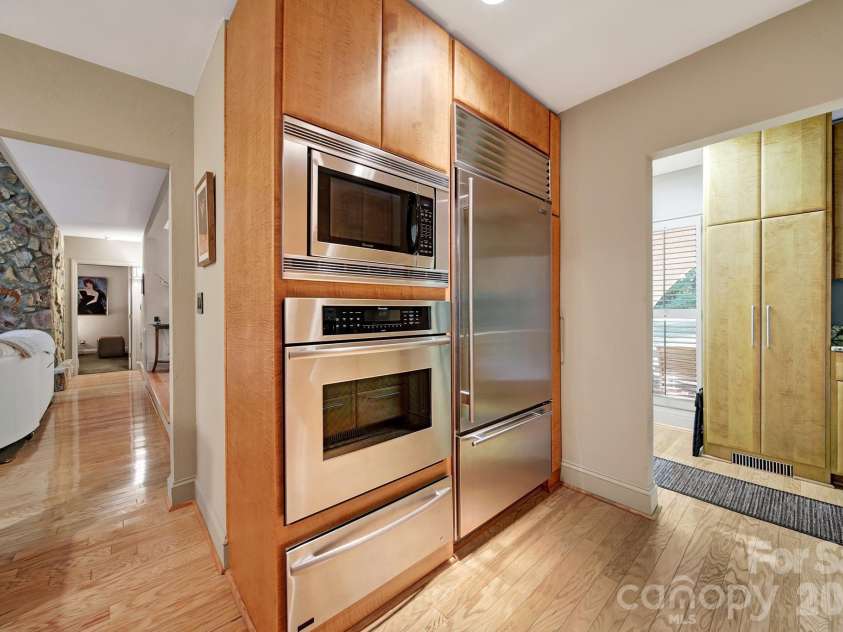 6512 Carmel Hills Drive, Charlotte, NC 28226.  MLS# CAR4381922, YatesRealty ID 24014. 