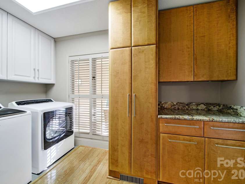 6512 Carmel Hills Drive, Charlotte, NC 28226.  MLS# CAR4381922, YatesRealty ID 24014. 