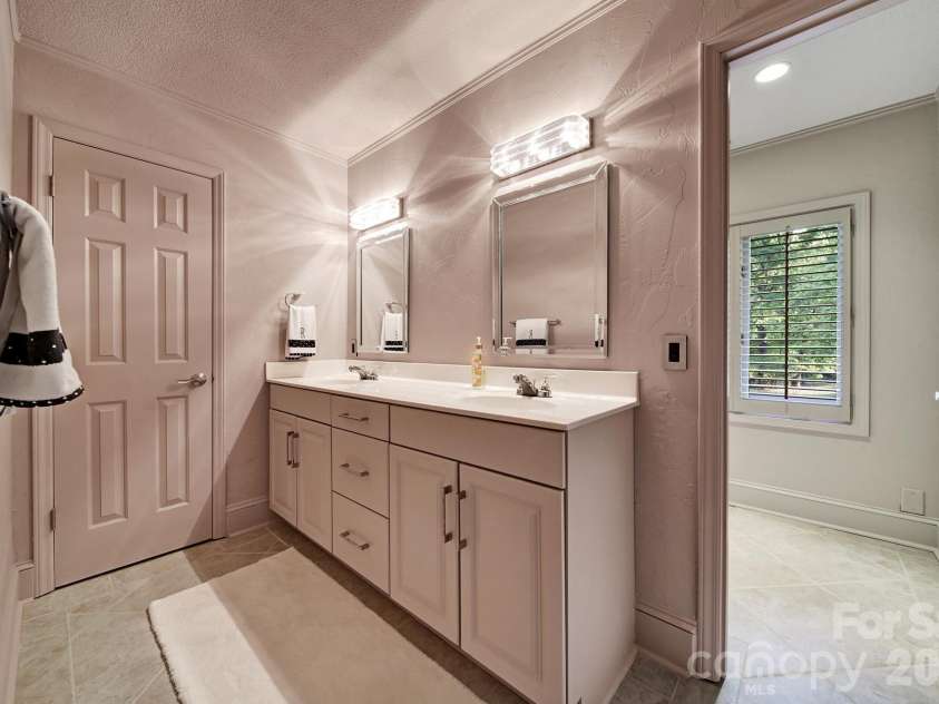 6512 Carmel Hills Drive, Charlotte, NC 28226.  MLS# CAR4381922, YatesRealty ID 24014. 