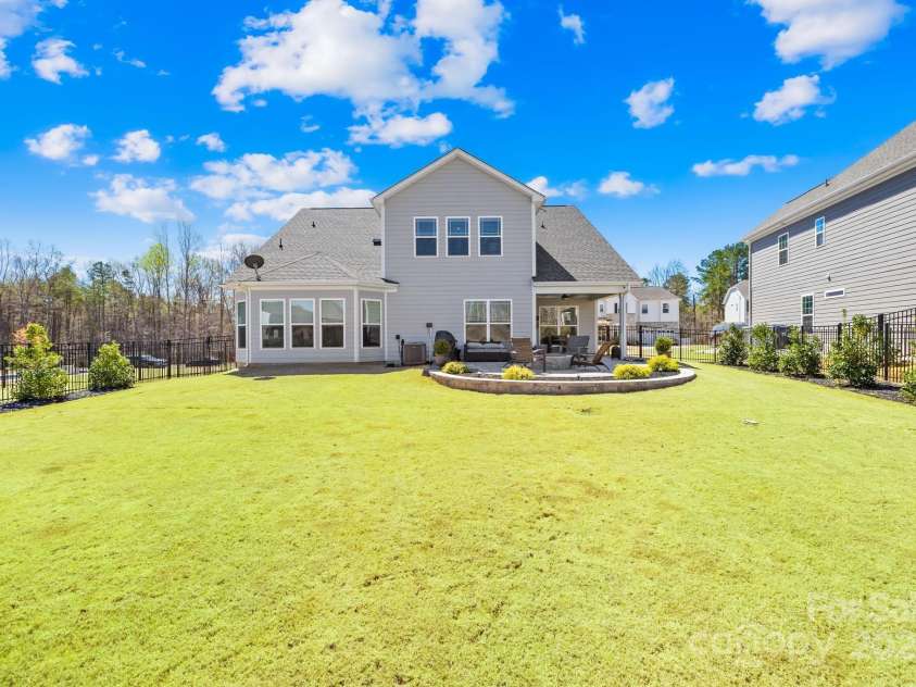 7313 Glenroe Drive, Huntersville, NC 28078.  MLS# CAR4239222, YatesRealty ID 24016. Fenced backyard lined w/privacy trees