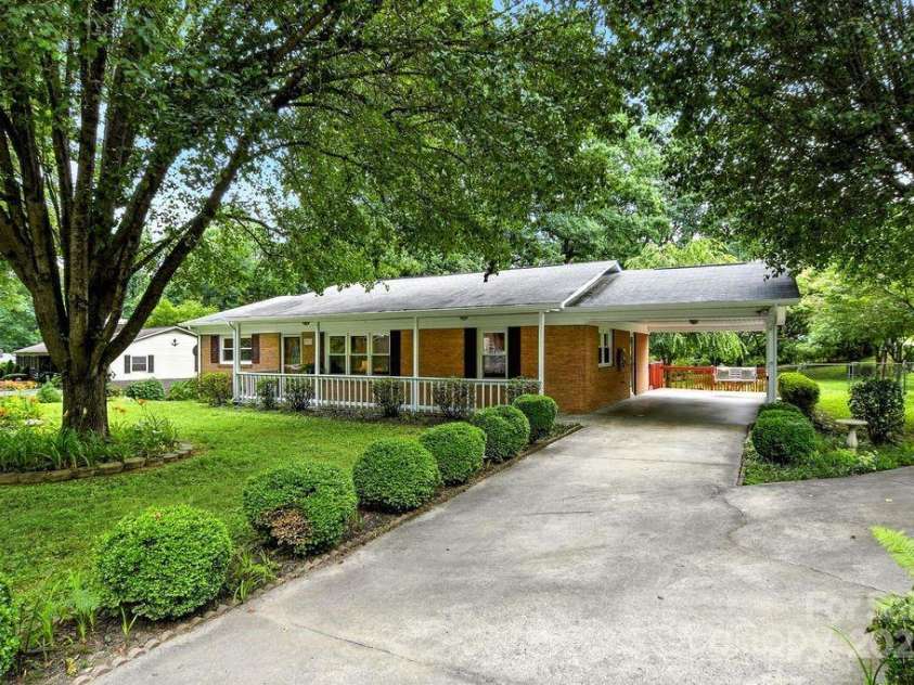 2911 Spencer Street, Lenoir, NC 28645.  MLS# CAR4266701, YatesRealty ID 24018. 