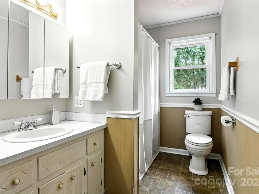 2911 Spencer Street, Lenoir, NC 28645.  MLS# CAR4266701, YatesRealty ID 24018. Bathroom