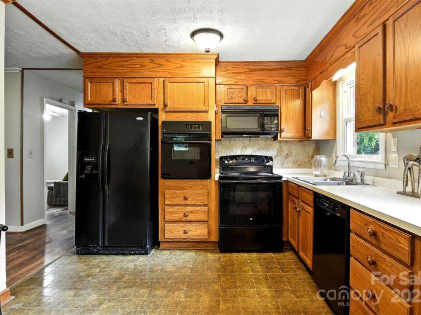 2911 Spencer Street, Lenoir, NC 28645.  MLS# CAR4266701, YatesRealty ID 24018. Eat in Kitchen