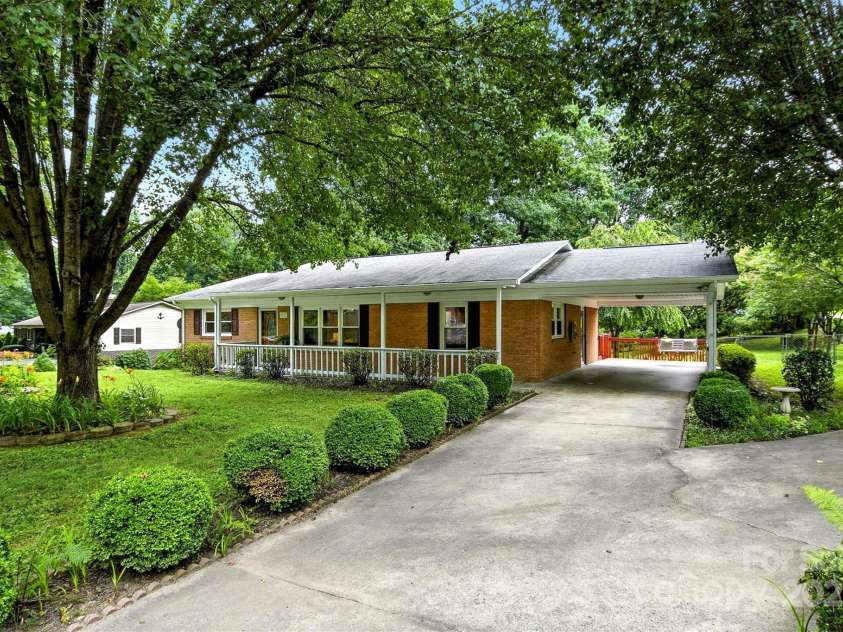 2911 Spencer Street, Lenoir, NC 28645.  MLS# CAR4266701, YatesRealty ID 24018. Nice Carport