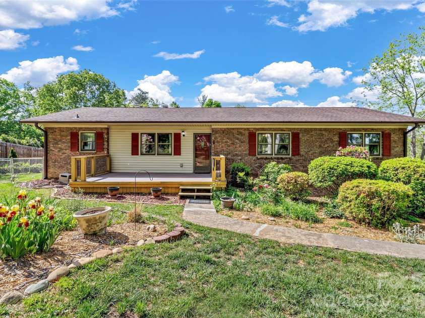 38 Chadwick Wade Drive, Asheville, NC 28804.  MLS# CAR4395327, YatesRealty ID 24019. 