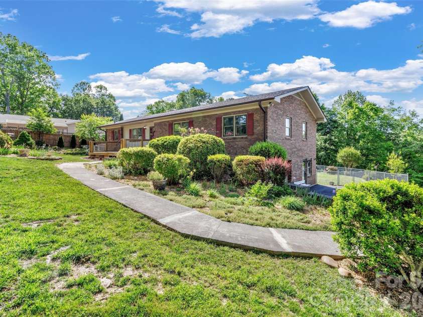 38 Chadwick Wade Drive, Asheville, NC 28804.  MLS# CAR4395327, YatesRealty ID 24019. 