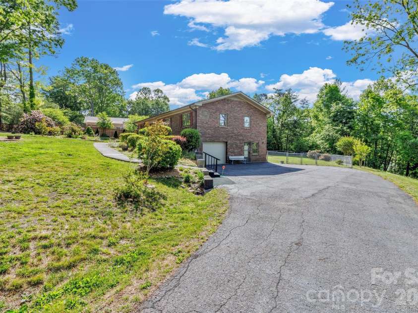 38 Chadwick Wade Drive, Asheville, NC 28804.  MLS# CAR4395327, YatesRealty ID 24019. 