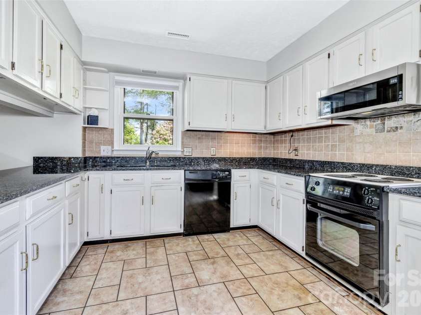 38 Chadwick Wade Drive, Asheville, NC 28804.  MLS# CAR4395327, YatesRealty ID 24019. 