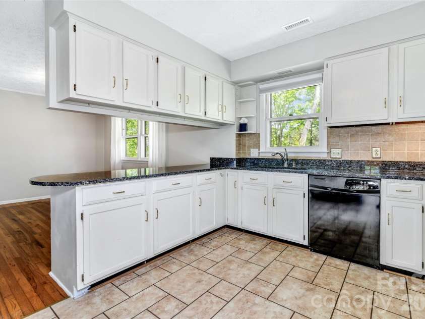 38 Chadwick Wade Drive, Asheville, NC 28804.  MLS# CAR4395327, YatesRealty ID 24019. 
