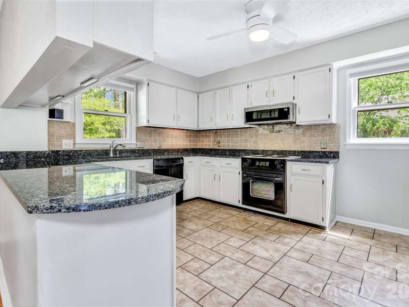 38 Chadwick Wade Drive, Asheville, NC 28804.  MLS# CAR4395327, YatesRealty ID 24019. 