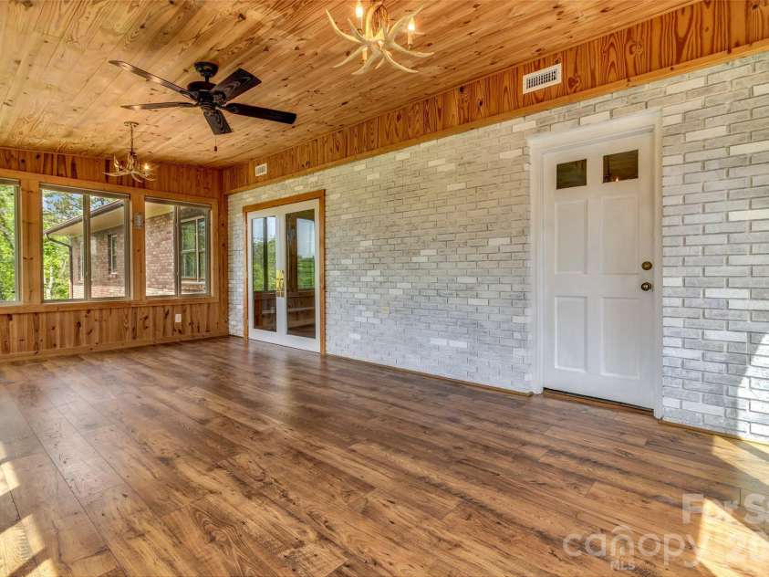 38 Chadwick Wade Drive, Asheville, NC 28804.  MLS# CAR4395327, YatesRealty ID 24019. 