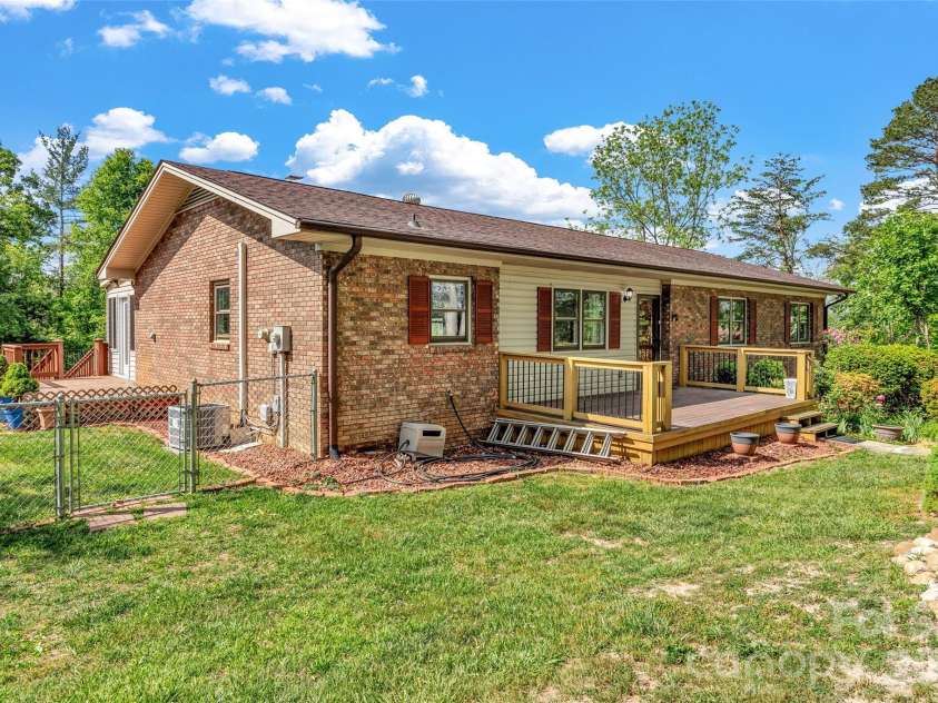 38 Chadwick Wade Drive, Asheville, NC 28804.  MLS# CAR4395327, YatesRealty ID 24019. 