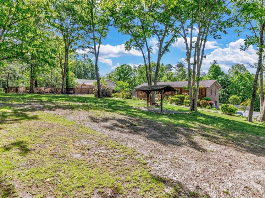 38 Chadwick Wade Drive, Asheville, NC 28804.  MLS# CAR4395327, YatesRealty ID 24019. 