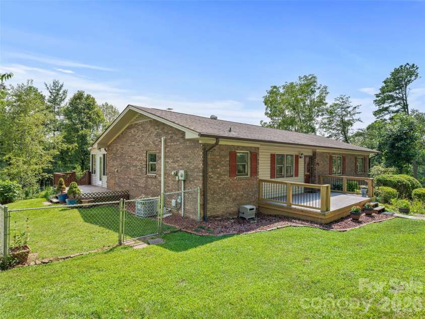 38 Chadwick Wade Drive, Asheville, NC 28804.  MLS# CAR4414061, YatesRealty ID 24019. 