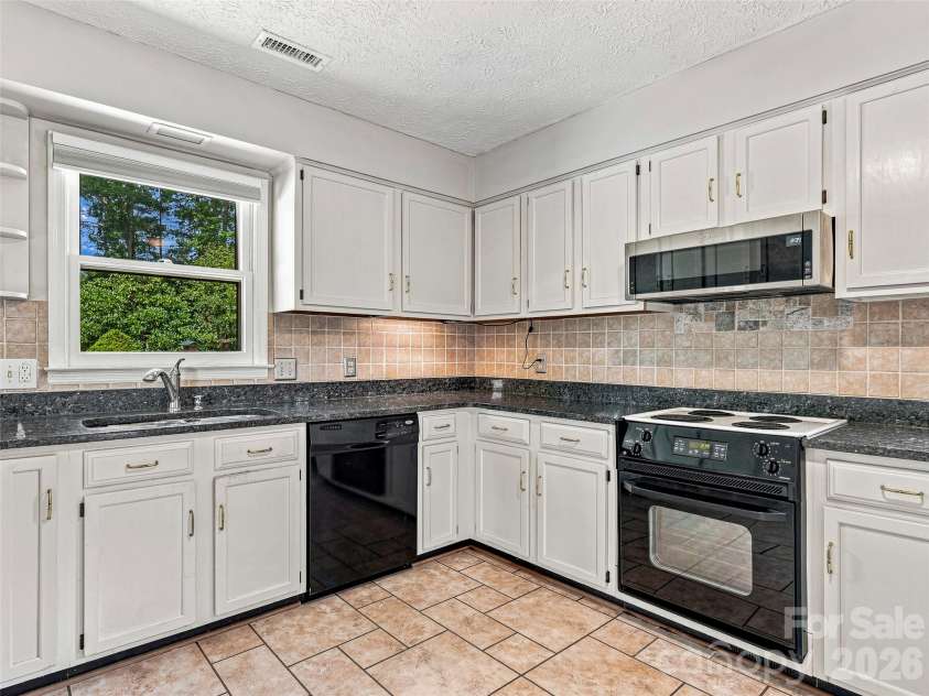 38 Chadwick Wade Drive, Asheville, NC 28804.  MLS# CAR4414061, YatesRealty ID 24019. 